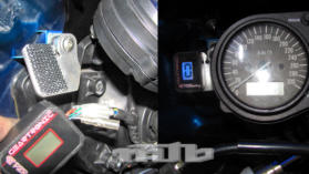 Bei dieser ZX9 haben wir eine Halterung links neben den Armaturen angebracht. Die Klettverbindung reicht für das kleine Bauteil aus.